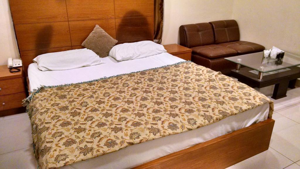 Embassy Lodge Карачі Екстер'єр фото